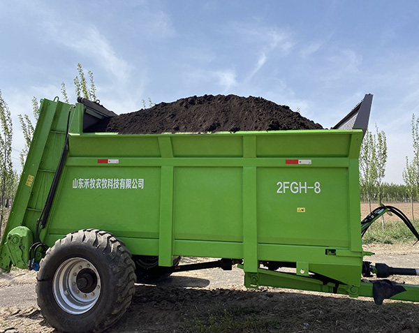 有機(jī)肥拋灑車交付用戶并培訓(xùn)保養(yǎng)及注意事項